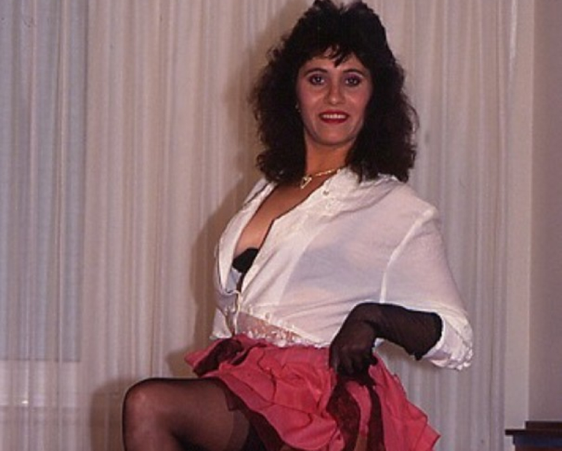 Reife Frau mastubiert auf dem Schreibtisch! - Geile Sexbilder